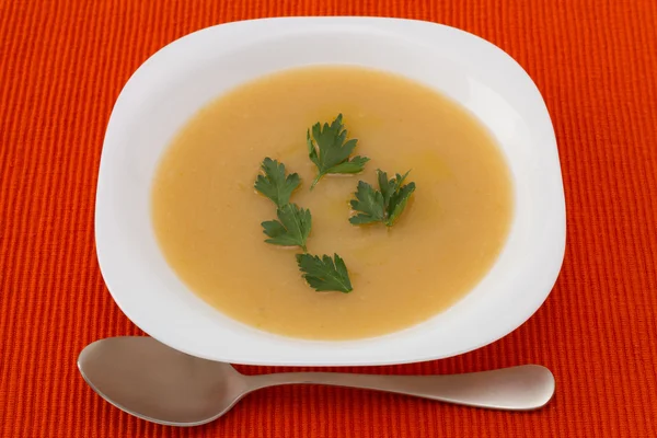Овощной суп с петрушкой на тарелке — стоковое фото