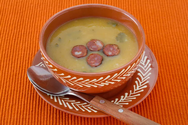 Sup krim dengan potongan sosis di mangkuk — Stok Foto