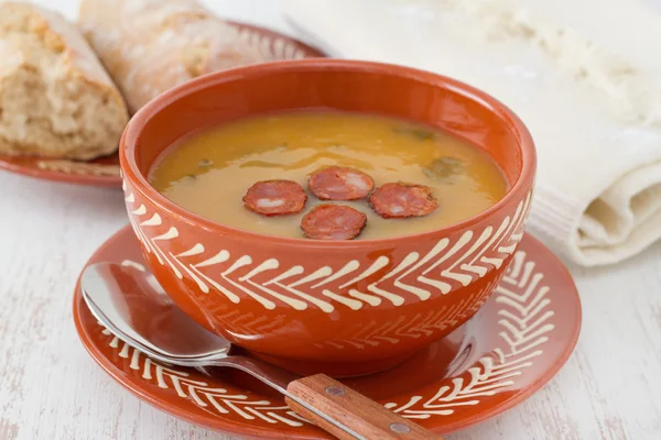 Sup krim dengan potongan sosis di mangkuk — Stok Foto