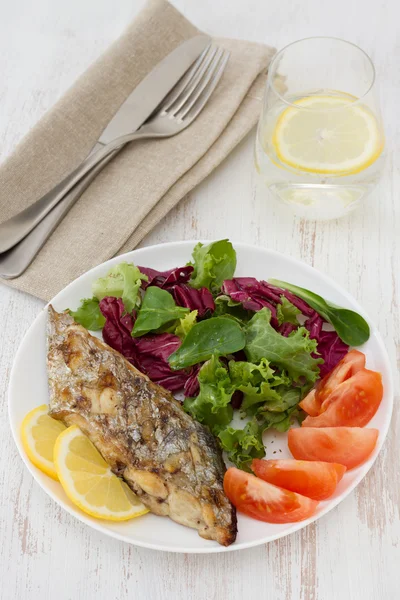 Gegrillter Schwertfisch mit Salat auf dem Teller — Stockfoto