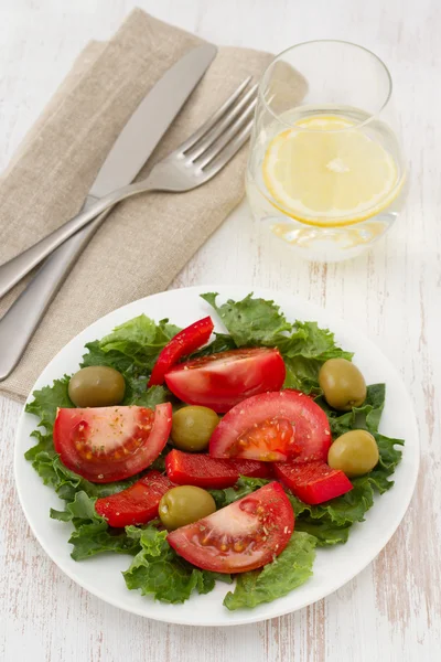Salade de légumes aux olives dans l'assiette — Photo