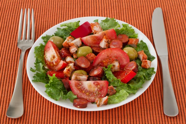 Salat mit Fleisch und Oliven auf dem Teller — Stockfoto