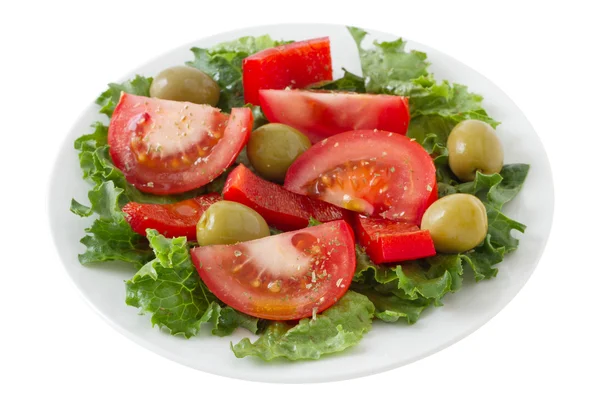 Овощной салат с оливками на тарелке — стоковое фото