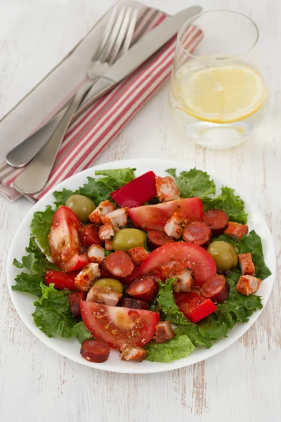 Salade met vlees en olijven op de plaat — Stockfoto