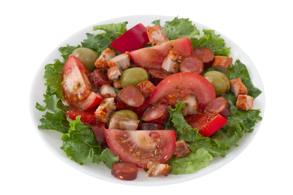 肉と皿にオリーブのサラダ — ストック写真