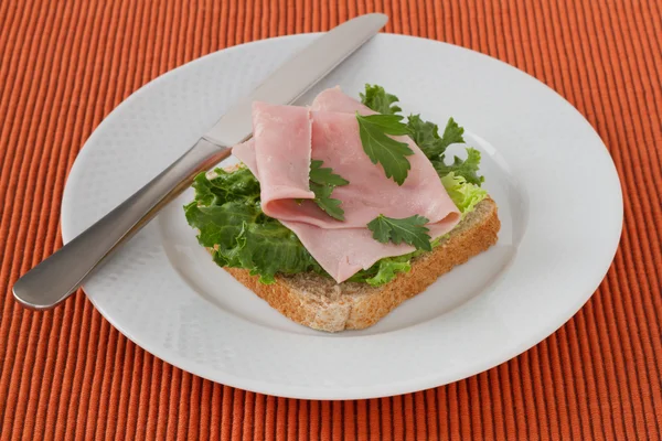 Toast s hlávkovým salátem, šunkou a petrželkou — Stock fotografie