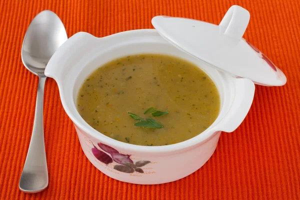 Sup sayuran dalam mangkuk dan sendok — Stok Foto