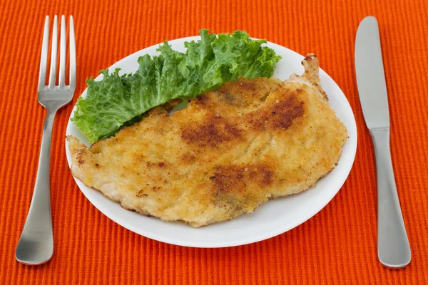 Dinde frite avec salade sur la plaque blanche — Photo