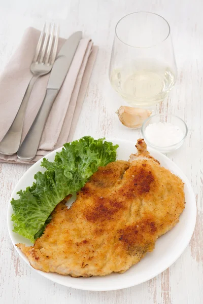 Fried turkey with salad on the white plate — Stock Photo, Image