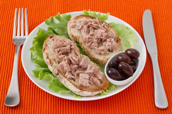 Toasts with tuna and olives — Stock Photo, Image