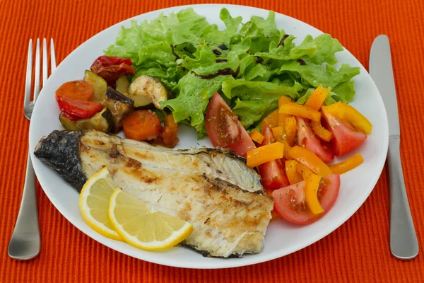 Peixe frito com legumes e salada — Fotografia de Stock