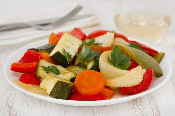 Grillattuja vihanneksia lautasella — kuvapankkivalokuva