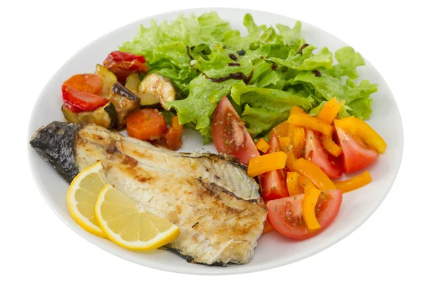 Gebratener Fisch mit Gemüse und Salat — Stockfoto