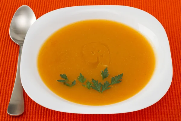 Sopa de abóbora com salsa em placa branca — Fotografia de Stock