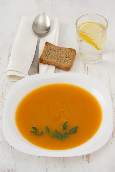Тыквенный суп с петрушкой в белой тарелке — стоковое фото