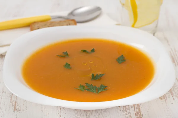 Sup labu dengan peterseli di piring putih — Stok Foto
