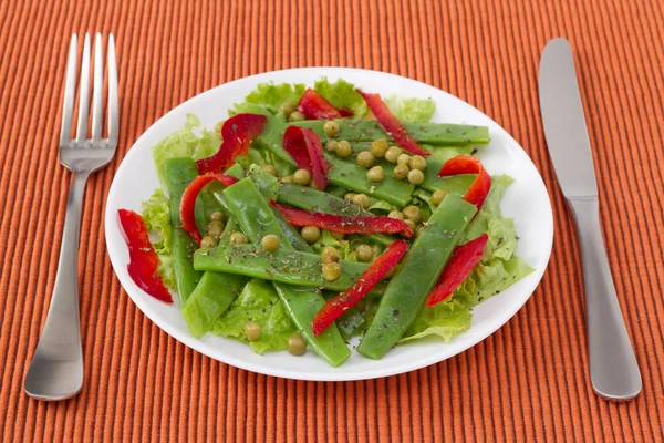 Салат с зеленой фасолью на тарелке — стоковое фото