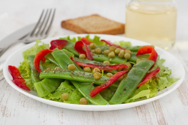 Салат с зеленой фасолью на тарелке — стоковое фото