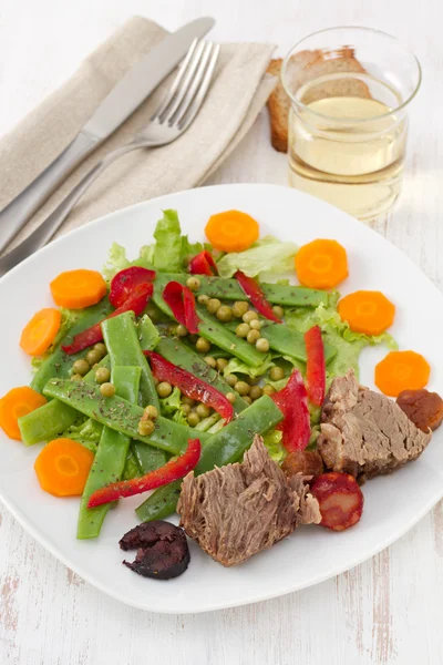 Вареное мясо с сосисками и овощами — стоковое фото