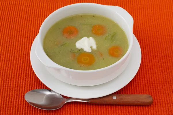 Sopa de verduras en el tazón blanco —  Fotos de Stock