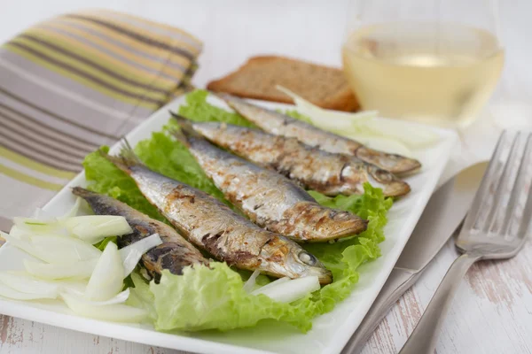 Friterade sardiner sallat — Stockfoto