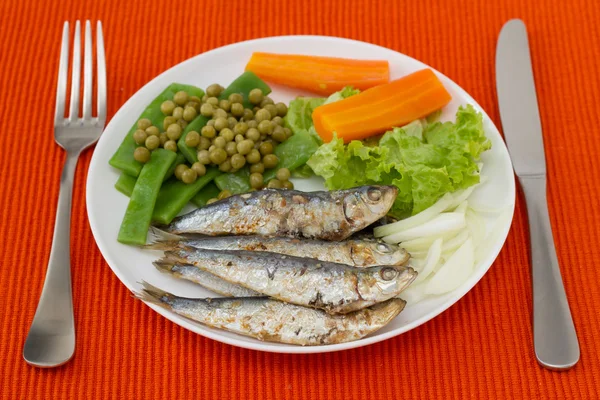 Fried sardines with carrot and green beans — Stock Photo, Image
