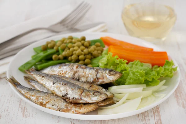 Smažené sardinky s mrkví a zelené fazolky — Stock fotografie