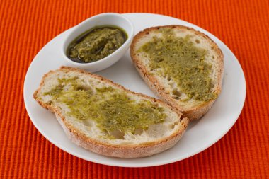 pesto plaka ile ekmek