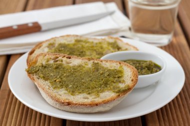 pesto plaka ile ekmek