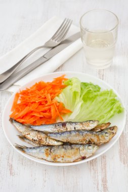 marul ve havuç plaka ile kızarmış sardalya