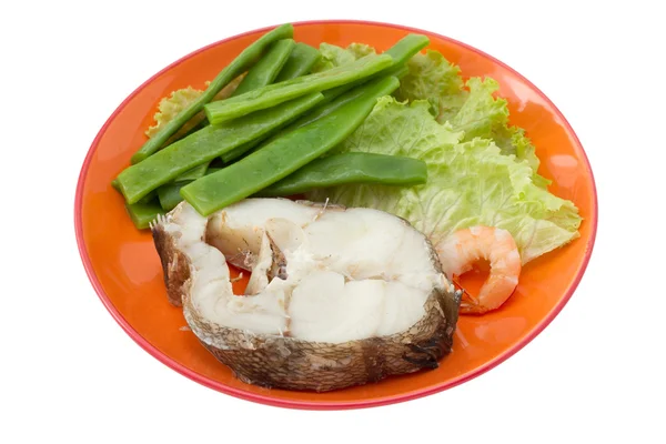 Peixe cozido com feijão e alface no prato — Fotografia de Stock