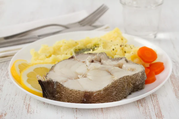Vařené ryby s šťouchané brambory a mrkev — Stock fotografie