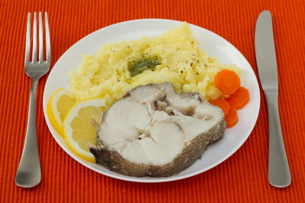 Gekookte vis met geprakte aardappel en wortel — Stockfoto