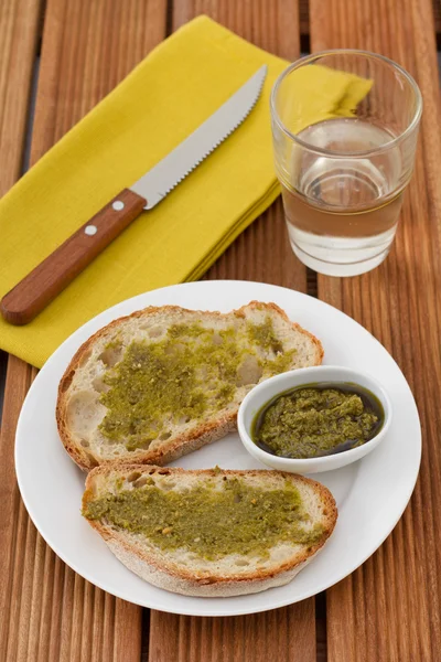 pesto plaka ile ekmek