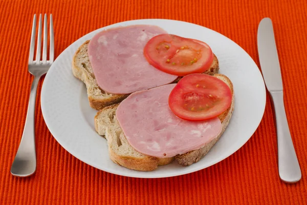 Toast met ham en tomaat op de plaat — Stockfoto