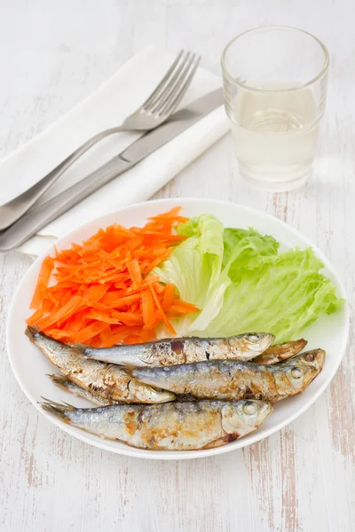 Sardine prăjite cu salată verde și morcov pe farfurie — Fotografie, imagine de stoc