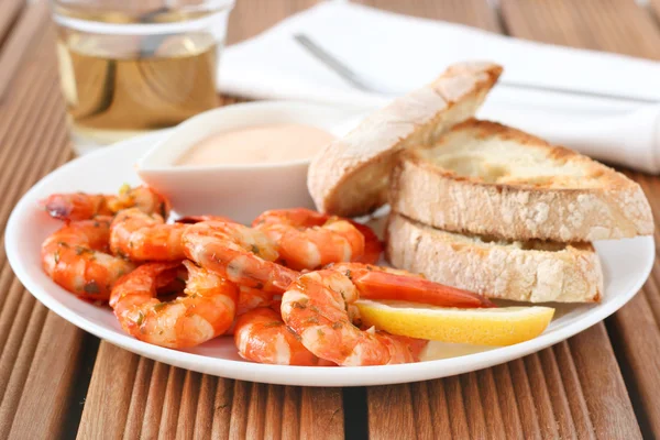 stock image Shrimps with sauce and bread