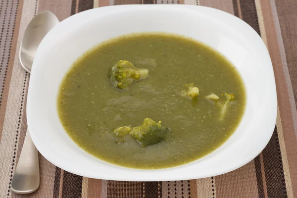 Brokkoli-Suppe im weißen Teller — Stockfoto