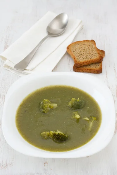 Brokkoli-Suppe im weißen Teller — Stockfoto