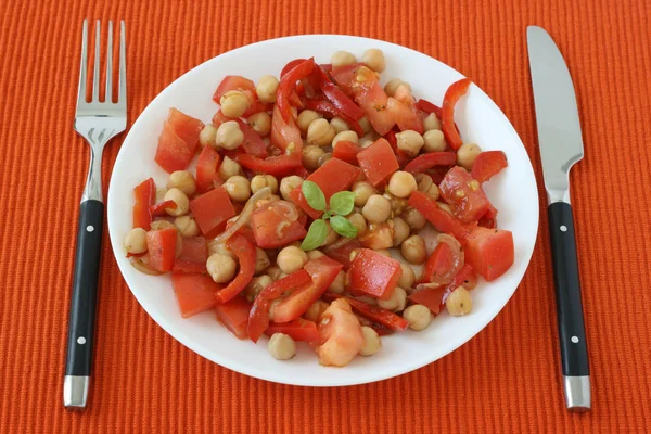 Salada com grão-de-bico — Fotografia de Stock