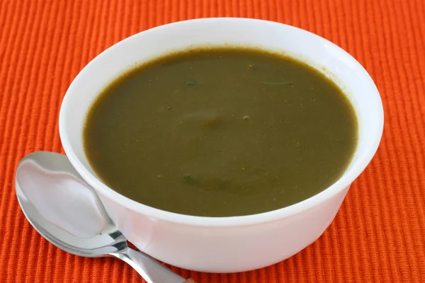 Spenót leves, fehér tálban — Stock Fotó