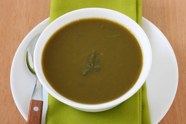 Sup bayam dalam mangkuk putih — Stok Foto