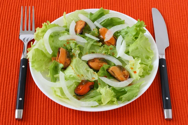 Salat mit Muscheln — Stockfoto