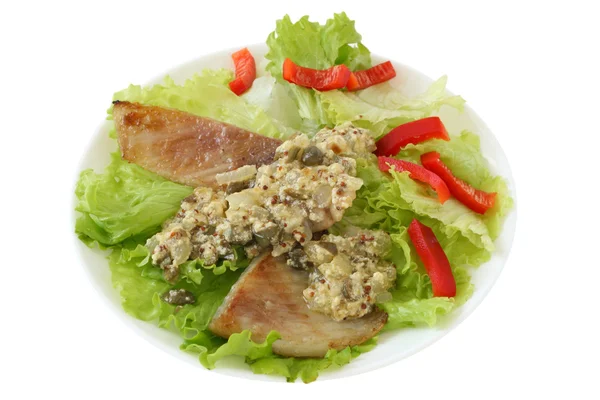 Жареная рыба с соусом и овощами — стоковое фото