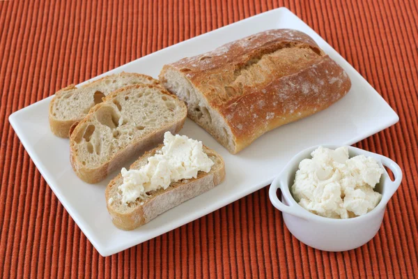 Хлеб со сливочным сыром — стоковое фото