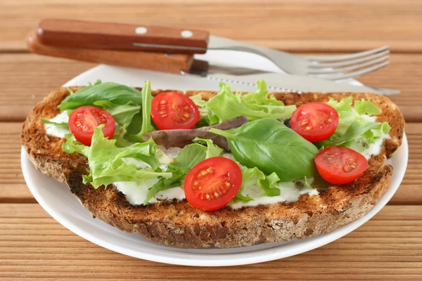 Toast with cream cheese and tomato — Stock Photo, Image