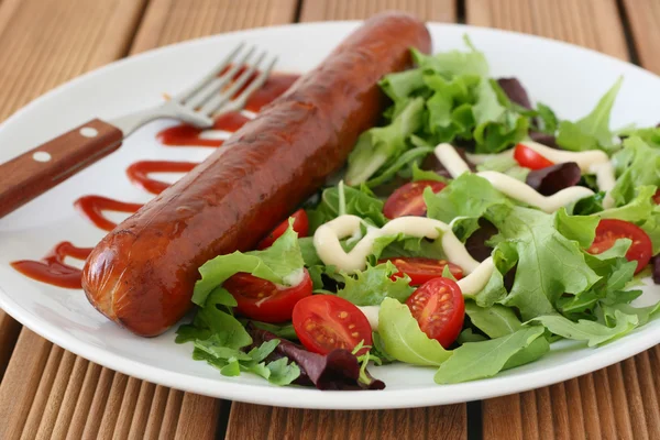 Bratwurst mit Salat — Stockfoto