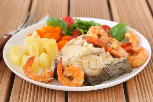 Boiled fish with shrimps and potato — Stock Photo, Image