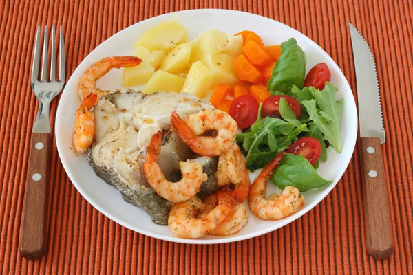 Boiled fish with shrimps and potato — Stock Photo, Image