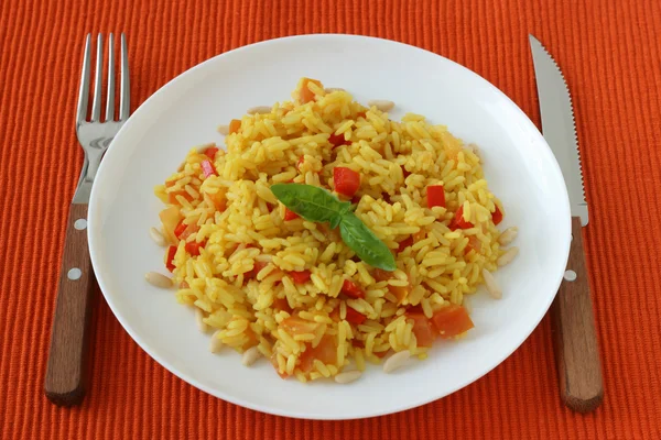 Gotowany ryż z warzywami — Zdjęcie stockowe
